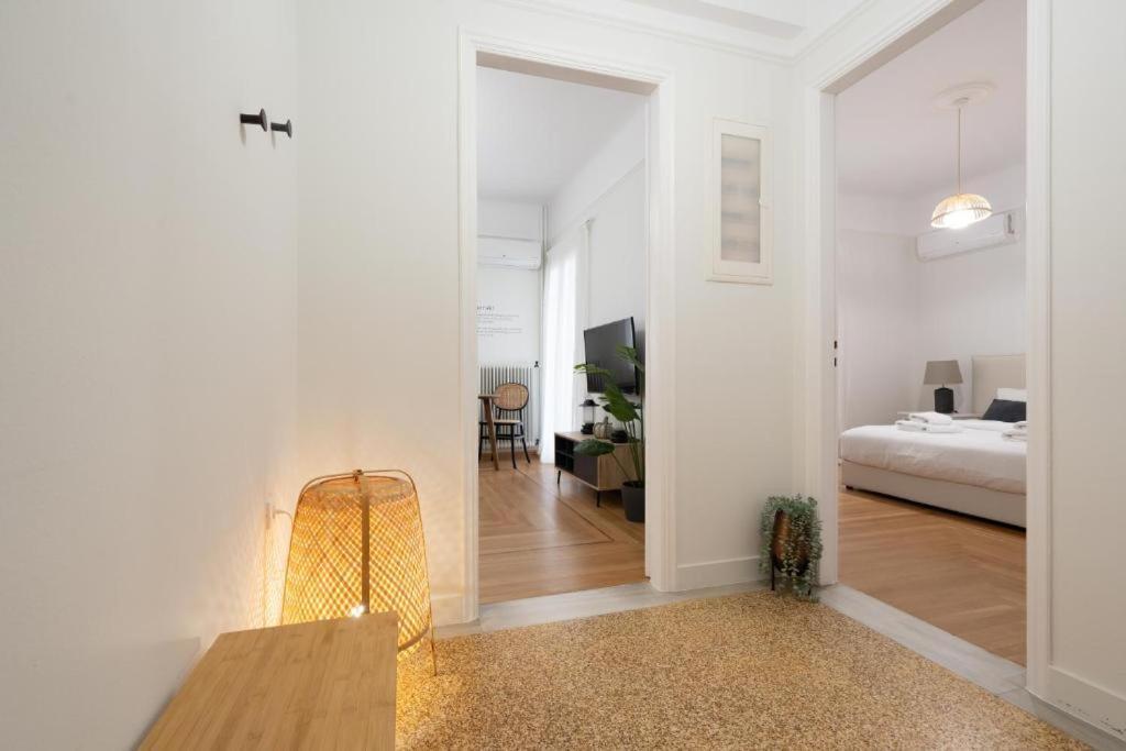 Vibrant Urban Getaway: Modern 1-Bedroom Near Bars, Parks, And Metro アテネ エクステリア 写真