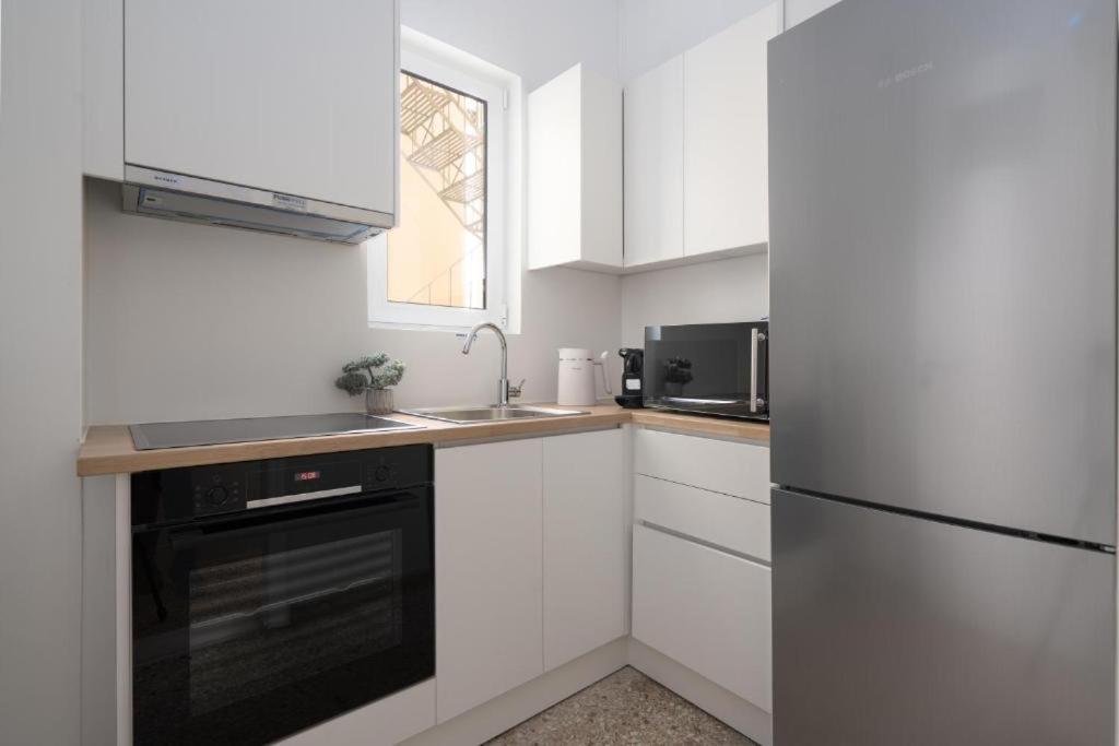 Vibrant Urban Getaway: Modern 1-Bedroom Near Bars, Parks, And Metro アテネ エクステリア 写真