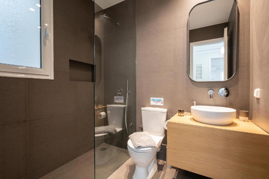 Vibrant Urban Getaway: Modern 1-Bedroom Near Bars, Parks, And Metro アテネ エクステリア 写真